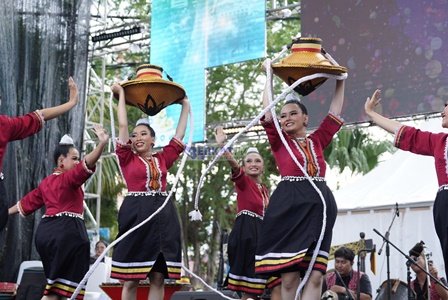 Tari Gasing Pontianak meraih juara III di ajang Festival Seni Budaya Nusantara (FSBN) rangkaian dari Rakernas XVII Asosiasi Pemerintah Kota Seluruh Indonesia (APEKSI) yang berlangsung di Balikpapan Kalimantan Timur. Foto: ist/tmB