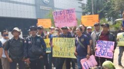 Puluhan wartawan anggota PWI melakukan aksi demo di Kantor PWI mendesak agar segera digelar Konfrensi Luar Biasa (KLB), Selasa (23/7). Foto: ist/tmB