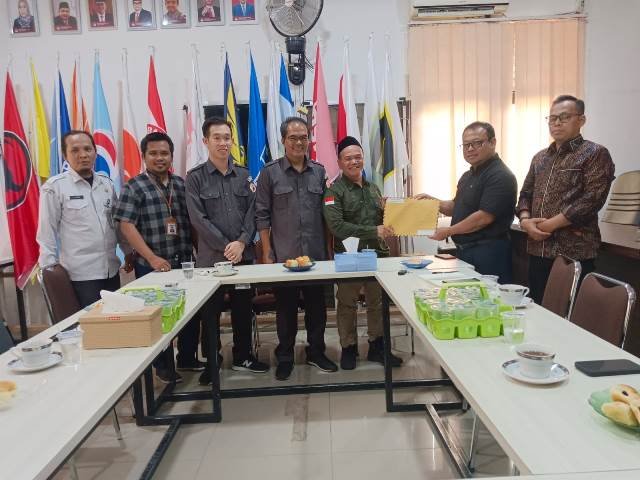 Bawaslu Kubu Raya menyerahkan temuan - temuan saat proses coklit kepada Ketua KPU Kubu Raya untuk melakukan perbaikan terhadap daftar pemilih di Kubu Raya yang masuk katagori Tidak Memenuhi Syarat (TMS) pada Senin (22/7)