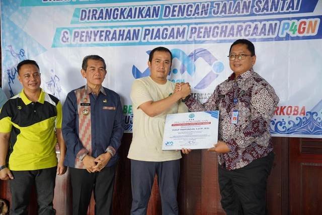 Kepala BNN Provinsi Kalbar Brigjen Pol Sumirat Dwiyanto menyerahkan penghargaan kepada Lurah Bansir Laut disaksikan Pj Wali kota Pontianak pada sosialisasi narkoba dalam rangka peringatan pasca Hari Anti Narkoba Internasional (HANI) di Rumah Budaya Kampung Caping, Jumat (19/7). Foto: egi
