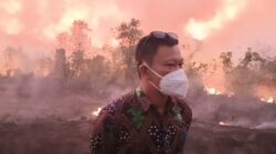 Camat Sui Ambawang Jurin mengungkap karhutla di Dusun Lais Desa Teluk Bakung Kecamatan Sui Ambawang yang menghanguskan belasan hektar lahan kering pada Kamis (25/7). Petugas Damkar kesulitan sumber air untuk memadamkan api. Foto: dian