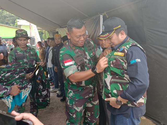 Komandan Korem 121/ ABW Brigjen Luqman Arif memasang rompi Radar Embrio Antinarkoba yang telah dibentuk di Kabupaten Mempawah, Selasa (3/7) untuk mencegah dan memberantas peredaran narkoba