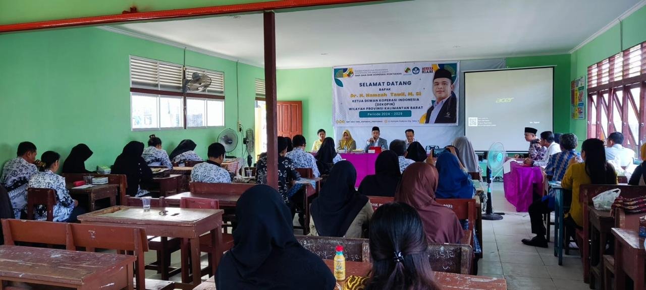 Ketua DPD Dekopinwil Kalbar, Hamzah Tawil pada Kamis (4/7) lalu mengunjungi SMP, SMA dan SMK Koperasi dengan memberikan dorongan dan motivasi dalam metode pembelajaran. Foto: rudi