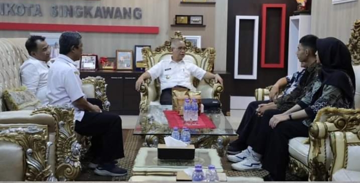 Pj Wali kota Singkawang, Sumastro bersama dua pelajar MAN Kota Singkawang yang terpilih menjadi anggota Paskibraka Tingkat Nasional tahun 2024. Foto: uck