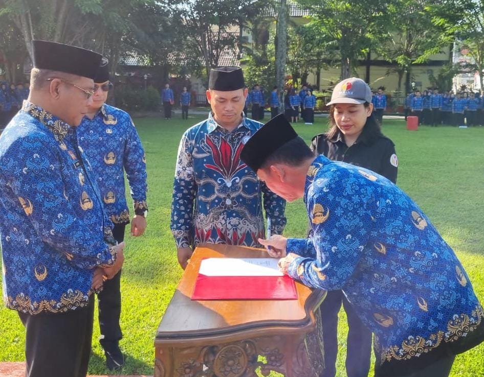 Libertus Toto Martono mewakili seluruh ASN Sanggau saat menandatangani pakta integritas netralitas ASN menghadapi Pilkada disaksikan Pj Bupati Sanggau, Bawaslu dan KPU, Rabu (17/7). Foto: pek