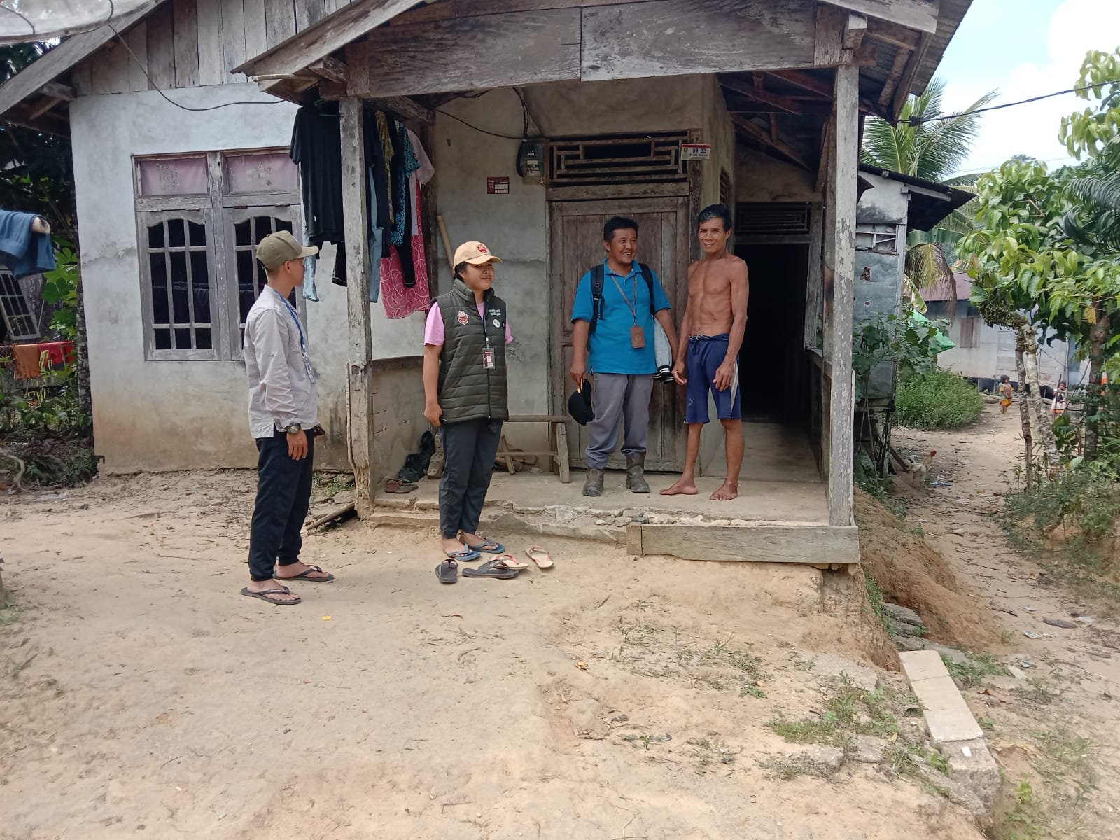 Panwascam Parindu saat melakukan pengawasan coklit di salah satu desa di Parindu. Dan secara keseluruhan Bawaslu Sanggau telah menemukan kelalaian Pantarlih dalam melakukan coklit (pencocokan dan penelitian) DPT untuk Pilkada 2024.Foto: ist/tmB