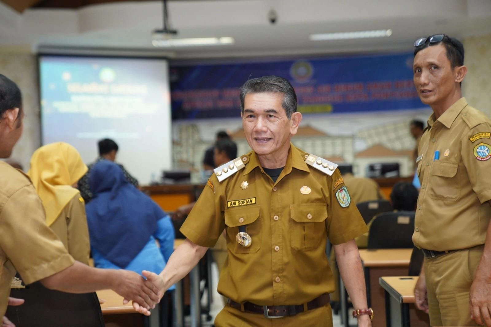 Pj Wali kota Pontianak Ani Sofian saat membuka Workshop Menuju 100% Akses Air Minum Aman bersama APEKSI dan USAID IUWASH, Senin (22/7).