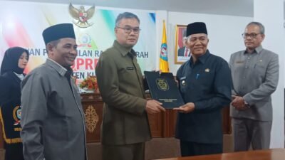 Pj Bupati Kubu Raya Sy Kamaruzaman menyerahkan pidato raperda dokumen RPJP Kubu Raya 2025 - 2045 kepada Ketua DPRD Kubu Raya Agus Sudarmansyah saat rapat paripurna, Senin (22/7). Foto: dian