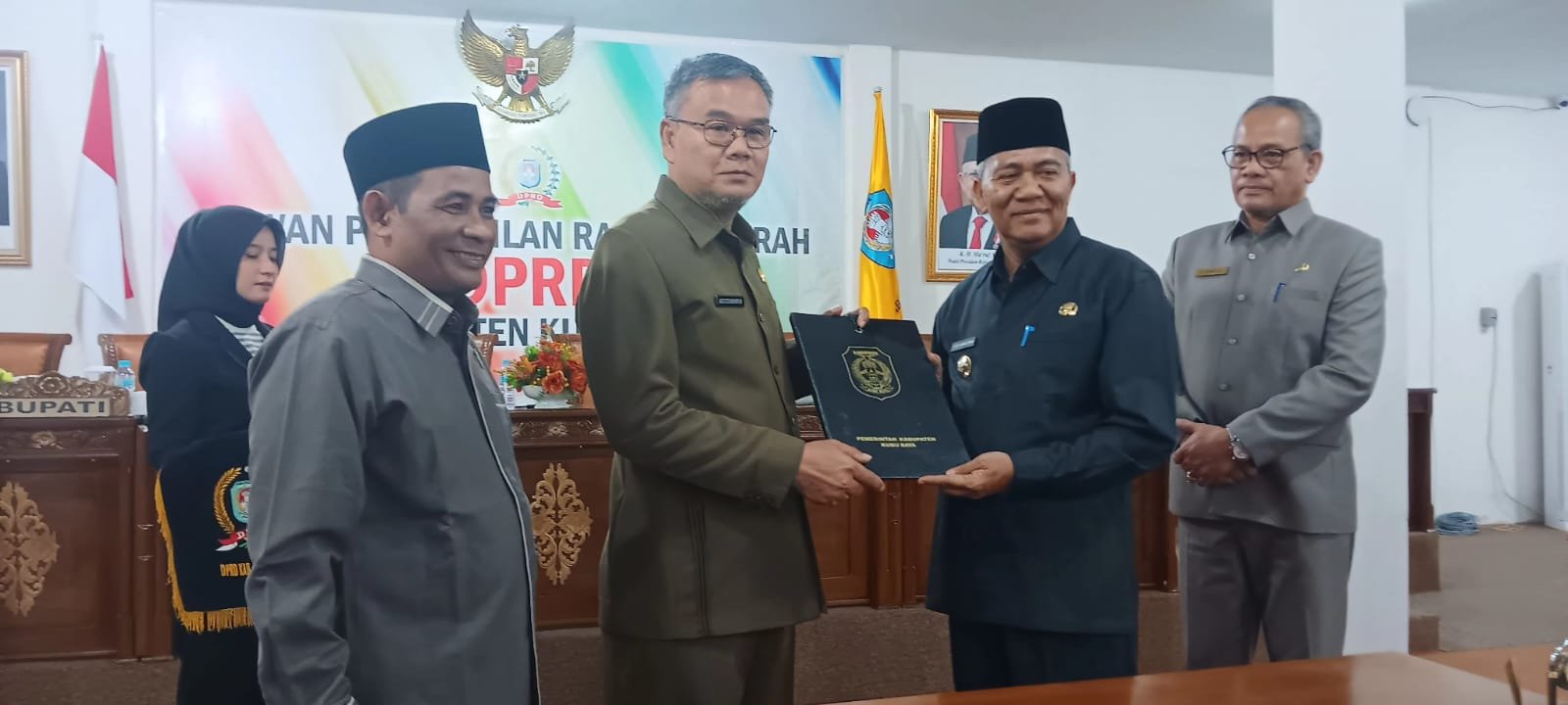 Pj Bupati Kubu Raya Sy Kamaruzaman menyerahkan pidato raperda dokumen RPJP Kubu Raya 2025 - 2045 kepada Ketua DPRD Kubu Raya Agus Sudarmansyah saat rapat paripurna, Senin (22/7). Foto: dian