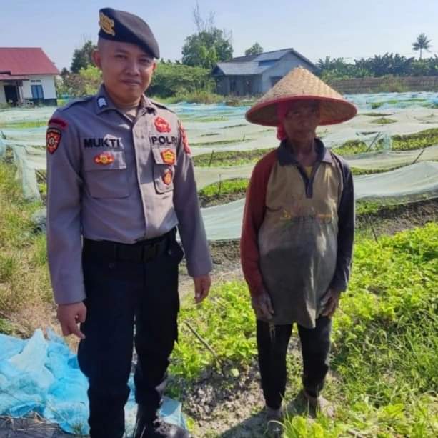Plt. Kasat Binmas IPTU Indah Sri Wilujeng saat sosialisasi maklumat Kapolda Kalbar tentang pembakaran lahan bagi yang melanggar akan disanksi, Selasa (30/7). Foto:uck
