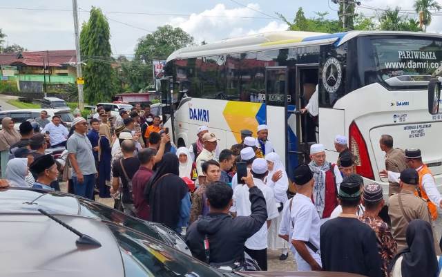 Sebanyak 111 jemaah haji Sanggau akhirnya tiba di Kota Sanggau pada Sabtu (13/7) setelah menunaikan ibadah haji di tanah suci Mekah. Foto: pek