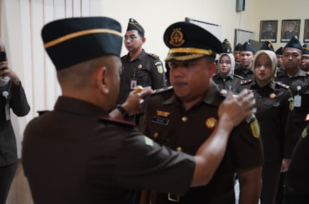 Kepala Kejaksaan Negeri Sanggau, Dedy Irawan Virantama melantik kepada Kecabjari Sanggau di Entikong Dian Novia pada Rabu (24/7). Juga dilantik Kasi Pidum Kejari Sanggau Bilal Bimantara. Foto: pek