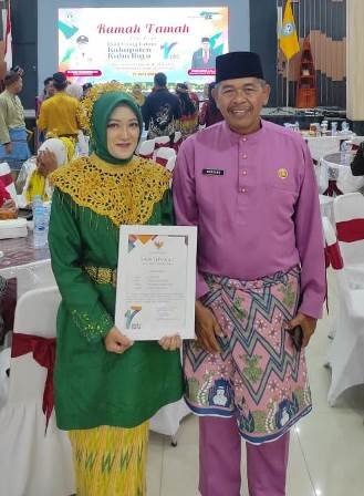 Penggagas inovasi Betangas Puskesmas Sungai Rengas dr. Fitri Yanti bersama Kepala Dinas Kesehatan Kubu Raya H Marijan