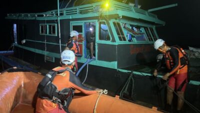 Tim SAR gabungan mengevakuasi kru KM. Cahaya Satai 03 yang mengalami mati mesin dan kebocoran pada lambung kapal saat memasuki muara Teluk Batang di Kabupaten Kayong Utara pada Minggu (21/7) sekitar pukul 21.45 WIB. Foto: ist/SAR/tmB
