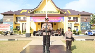 Kapolres Singkawang, AKBP Fatchur Rochman saat memimpin gelar apel pasukan Operasi Patuh Kapuas 2024, Senin (15/7) mengungkapkan sepanjang tahun 2023 angka laka lantas di Kalbar sebanyak 1.160 kasus. Foto: uck