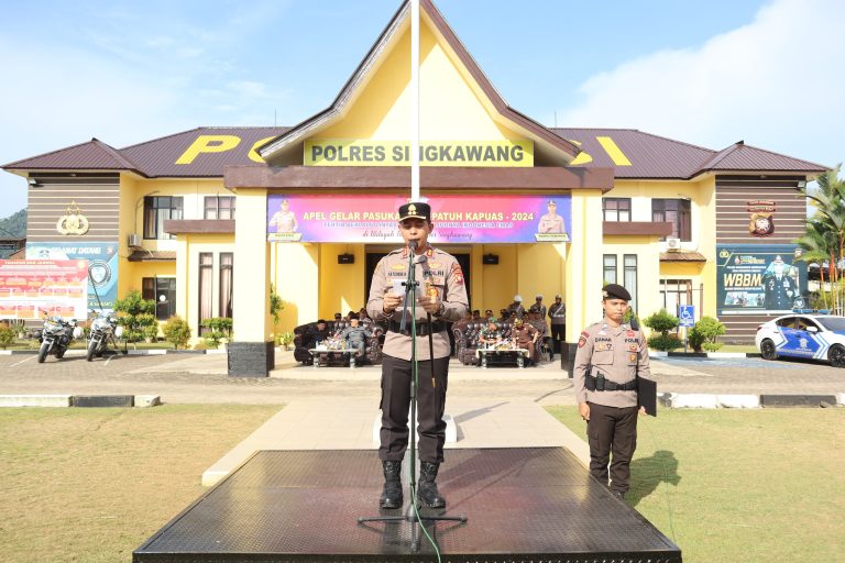 Kapolres Singkawang, AKBP Fatchur Rochman saat memimpin gelar apel pasukan Operasi Patuh Kapuas 2024, Senin (15/7) mengungkapkan sepanjang tahun 2023 angka laka lantas di Kalbar sebanyak 1.160 kasus. Foto: uck