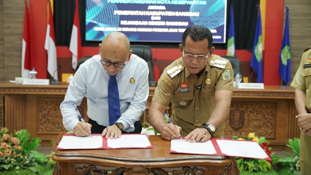 Kepala Kejaksaan Negeri Sanggau Dedy Irawan Virantama dan Pj Bupati Sanggau menandatangani kerjasama bidang hukum perdata dan tata usaha negara (Datun), Selasa (30/7).