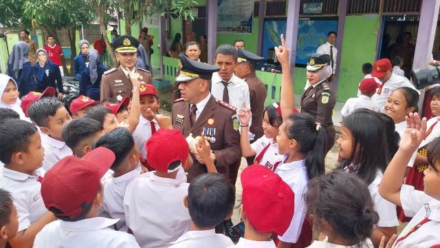 Kepala Kejaksaan Negeri Sanggau Dedy Irawan Virantama saat memberikan bantuan di SD Negeri 03 Sontas, Senin (22/7) dalam rangka memperingati Hari Bhakti Adhiyaksa (HBA) ke-64 yang dipusatkan di perbatasan Entikong. Foto: pek