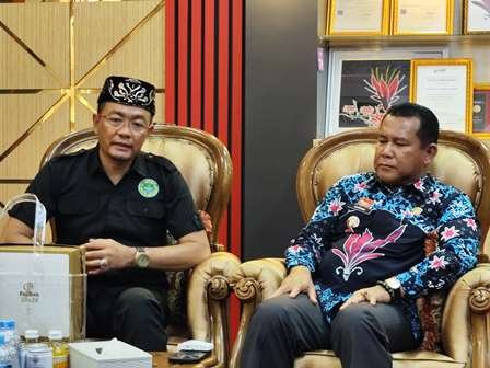 Ketua MABM Sanggau Budi Darmawan saat audiensi dengan Pj Bupati Sanggau Suherman dalam rangka keikut sertaan MABM Sanggau di Festival Budaya Melayu ke-13, Jumat (26/7). Foto: pek