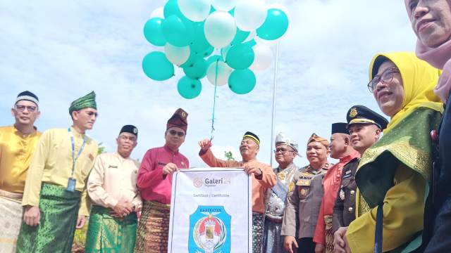 Di HUT ke-17 Kubu Raya, logo pemerintah kabupaten berubah. Hal ini ditandai dengan pelepasan oleh Pj Bupati Kubu Raya Sy Kamaruzzaman dan Ketua DPRD Kubu Raya Agus Sudarmansyah, Rabu (17/7). Foto: dian