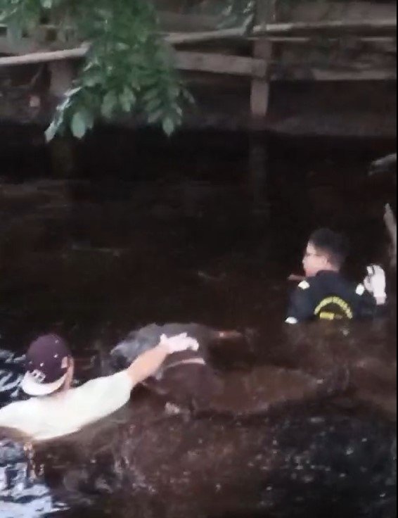 Upaya evakuasi terhadap mayat berjenis kelamin laki-laki yang ditemukan mengapung di Parit Serdam, Jumat (12/7) sore. Foto: rob