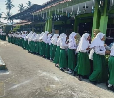 MIN Singkawang patungan mengumpulkan donasi yang disalurkan untuk para pelajar yatim piatu, Rabu (17/7). Foto: uck