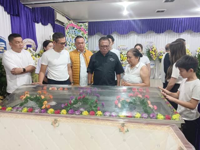OSO saat melayat kepergian sahabat karibnya Longinus Yo Seng Long atau yang familiar dikenal Along Bongkok di rumah duka St Antonius Pontianak, Jumat (19/7)