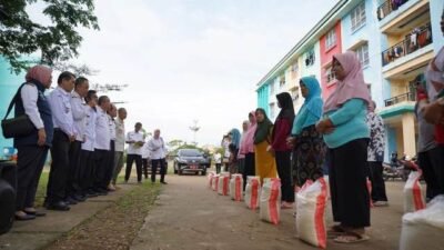 Pj Wali kota Pontianak Ani Sofian saat memberikan bantuan sembako kepada masyarakat miskin di Pontianak belum lama ini.