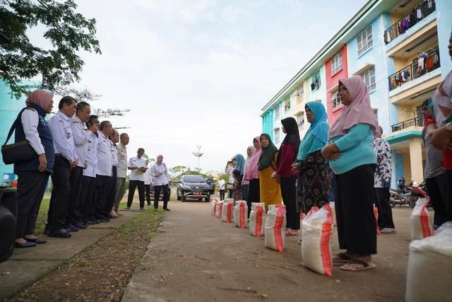 Pj Wali kota Pontianak Ani Sofian saat memberikan bantuan sembako kepada masyarakat miskin di Pontianak belum lama ini.