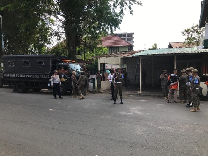 Petugas gabungan terdiri dari Satpol PP, Dishub dan BPKAD Singkawang telah melakukan penertiban aset Pemkot Singkawang di lokasi rumah makan di Jalan Kurau, Singkawang Barat pada Senin (16/7) karena melanggar Perda Tibum. Foto: uck