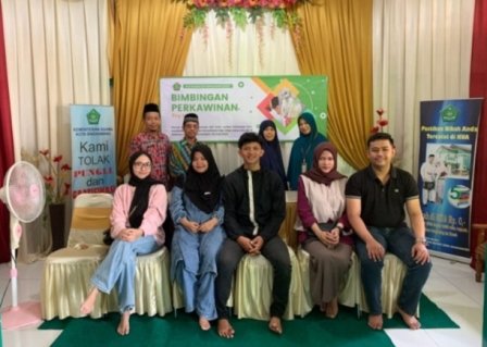 Sejumlah calon pengantin yang akan menjalani kehidupan rumah tangga mengikuti bimtek perkawinan pra nikah tentang stunting oleh Kantor Urusan Agama Kecamatan Singkawang Barat pada Jumat (5/7). Foto: uck