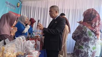 Pj Bupati Kubu Raya membuka bazar UMKM dalam rangka menyambut HUT ke-17 Kabupaten Kubu Raya, Selasa (16/7). Foto: dian