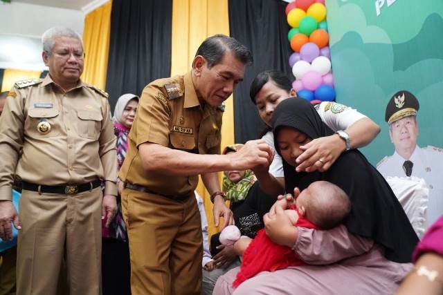 Pj Wali kota Pontianak Ani Sofian disaksikan Pj Gubernur Kalbar Harrison saat melakukan imunisasi polio unuk anak Pontianak, Selasa (23/7)