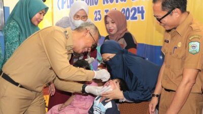 Pj Wali kota Singkawang Sumastro meneteskan vaksin imunisasi polio untuk anak-anak, Selasa (23/7). Tahun ini ditargetkan 36 ribu anak Singkawang mendapat imunisasi polio