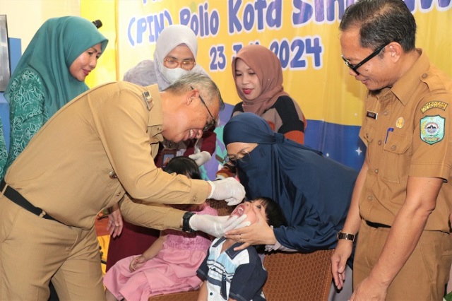 Pj Wali kota Singkawang Sumastro meneteskan vaksin imunisasi polio untuk anak-anak, Selasa (23/7). Tahun ini ditargetkan 36 ribu anak Singkawang mendapat imunisasi polio