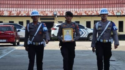 Salah seorang personel Polresta Pontianak dipecat dari kesatuannya lantaran terbukti melakukan pelanggaran kode etik Polri. Kombes Pol Adhe Hariadi memimpin upacara Pemberhentian Tidak Dengan Hormat (PTDH), Rabu (31/7). Foto: egi