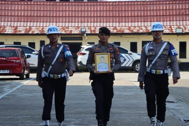 Salah seorang personel Polresta Pontianak dipecat dari kesatuannya lantaran terbukti melakukan pelanggaran kode etik Polri. Kombes Pol Adhe Hariadi memimpin upacara Pemberhentian Tidak Dengan Hormat (PTDH), Rabu (31/7). Foto: egi