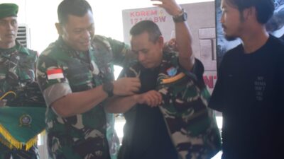 Danrem 121/ABW Brigjen Luqman Arif memasang rompi Radar Embrio Antinarkoba di kawasan PLBN Jagoi Babang Kabupaten Bengkayang kepada elemen masyarakat untuk membantu mencegah peredaran narkoba, Kamis (4/7)