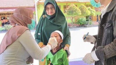 Petugas saat meneteskan vaksin imunisasi polio di Singkawang yang menyasar para pelajar madrasah yakni di MIN Singkawang, Rabu (24/7). Foto: uck