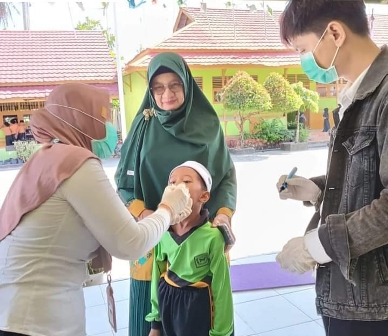 Petugas saat meneteskan vaksin imunisasi polio di Singkawang yang menyasar para pelajar madrasah yakni di MIN Singkawang, Rabu (24/7). Foto: uck