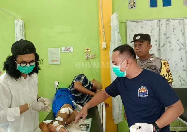 Solihin warga Padang Tikar yang diterkam buaya pada Senin (9/7) sedang mendapatkan perawatan di Puskesmas Padang Tikar. Foto: tmB