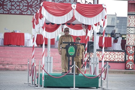 Pj Bupati Sanggau Suherman saat memimpin apel kesiapsiagaan penanggulangan Karhutla pada Kamis (25/7). Kesempatan itu Suheman menyatakan Sanggau berstatus siaga darurat karhutla. Foto: pek