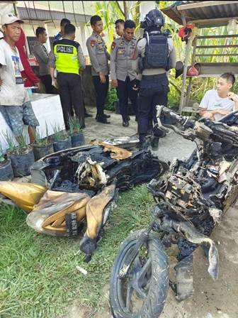 Peristiwa laka lantas terjadi di ruas Jalan Tani, Kelurahan Pasiran, Singkawang Barat, Selasa (16/7) sekitar pukul 14.00 Wib. Seorang pria paruh baya dan dua orang pelajar perempuan menjadi korban dan mengakibatkan luka bakar serius di sekujur tubuhnya. Foto: uck