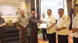 Pj Bupati Kubu Raya Sy Kamaruzaman menyerahkan penghargaan kepada perwakilan tiga desa yang berhasil menurunkan stunting hingga nol persen, Rabu (24/7)