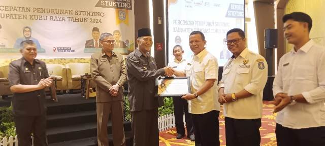 Pj Bupati Kubu Raya Sy Kamaruzaman menyerahkan penghargaan kepada perwakilan tiga desa yang berhasil menurunkan stunting hingga nol persen, Rabu (24/7)