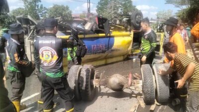 Petugas sedang membantu mengevakuasi truk tanki air yang terguling di jalan Arteri Supadio (A Yani II) tepatnya di u-turn Wonodadi, Jumat (26/7). Foto: ist/tmB