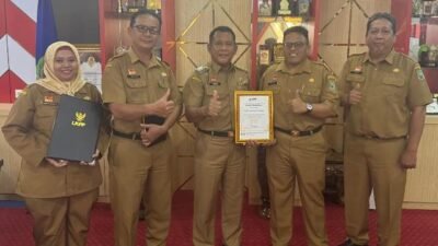 Pj Bupati Sanggau Suherman saat menerima Kepala Unit Kerja Pengadaan Barang dan Jasa (UKPBJ) Sanggau yang telah meraih penghargaan level 3 (proaktif) dari Lembaga Kebijakan Pengadaan Barang/Jasa Pemerintah RI, Selasa (16/7).Foto: pek