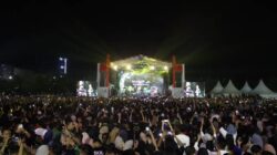 Pesta rakyat yang menghadirkan Band Wali sukses mengguncang penonton dalam rangka perayaan HUT ke-66 Kodam XII/ Tpr di Lapangan Lapangan Tidayu, Makodam XII/Tpr pada Rabu (17/7) malam. Foto: egi