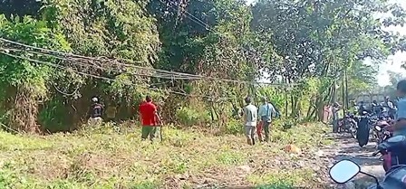 Usai menghadapi aksi pembuangan sampah di Kantor Bupati dan Kantor DPRD, akhirnya Pemkab Sintang berjanji menyiapkan TPS (Tempat Pembuangan Sampah) di Jalan Hutan Wisata Baning, Kelurahan Alai, Kecamatan Sintang. Warga pun ikut membantu gotong royong membersihkan lokasi yang dijadikan TPS, Sabtu (27/7). Foto: tmB