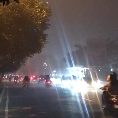 Kondisi terkini kualitas udara di Kota Pontianak mulai diselimuti kabut asap akibat kebakaran lahan yang terjadi di beberapa wilayah Provinsi Kalbar. Meski di Kota Pontianak nihil titik api, namun asap kiriman menyebabkan kualitas udara, terutama saat malam hari mulai memburuk.